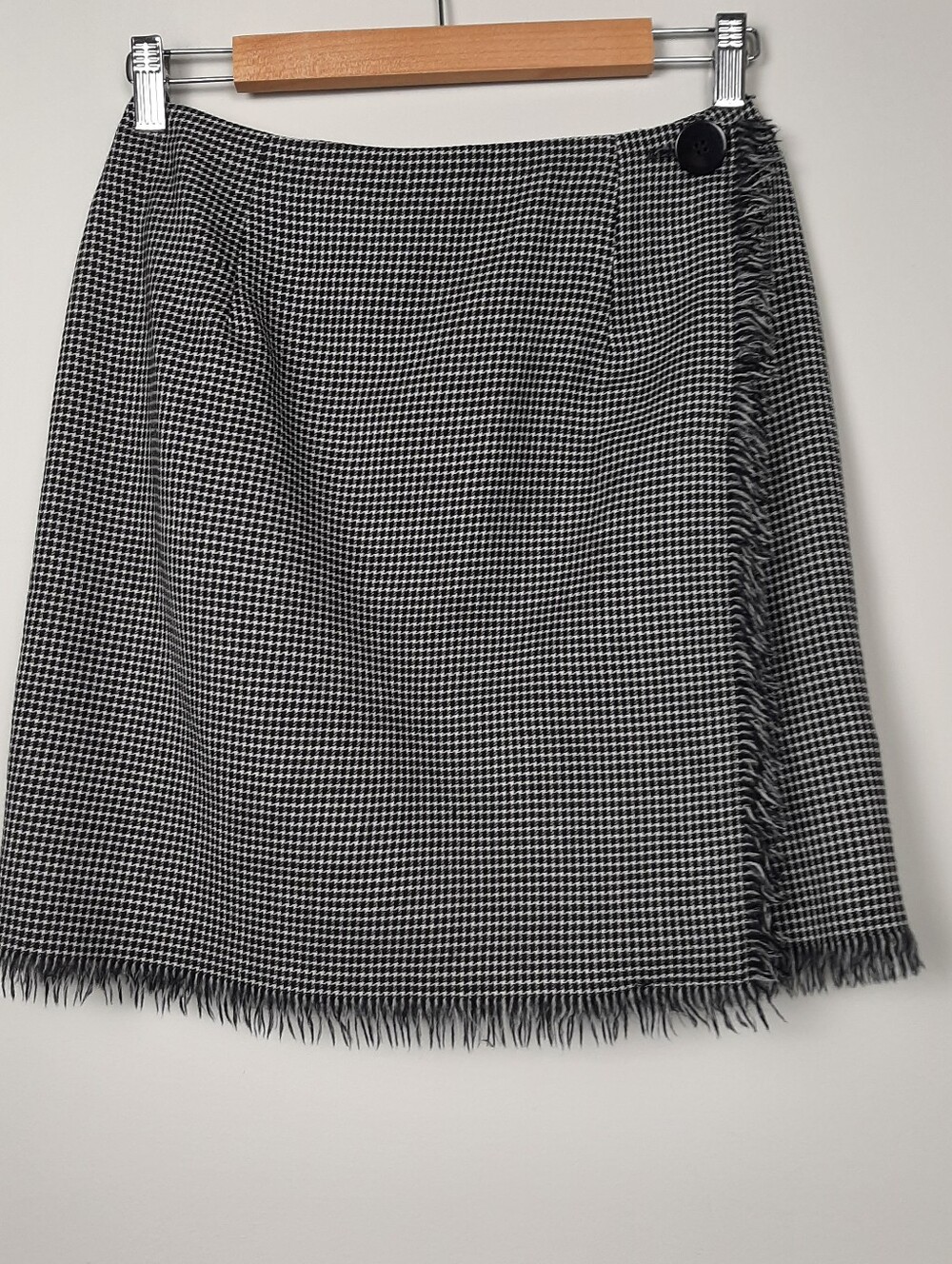 KGR 100% Wool Made In USA Black And White Houndstooth Wrap Skiirt Size 8